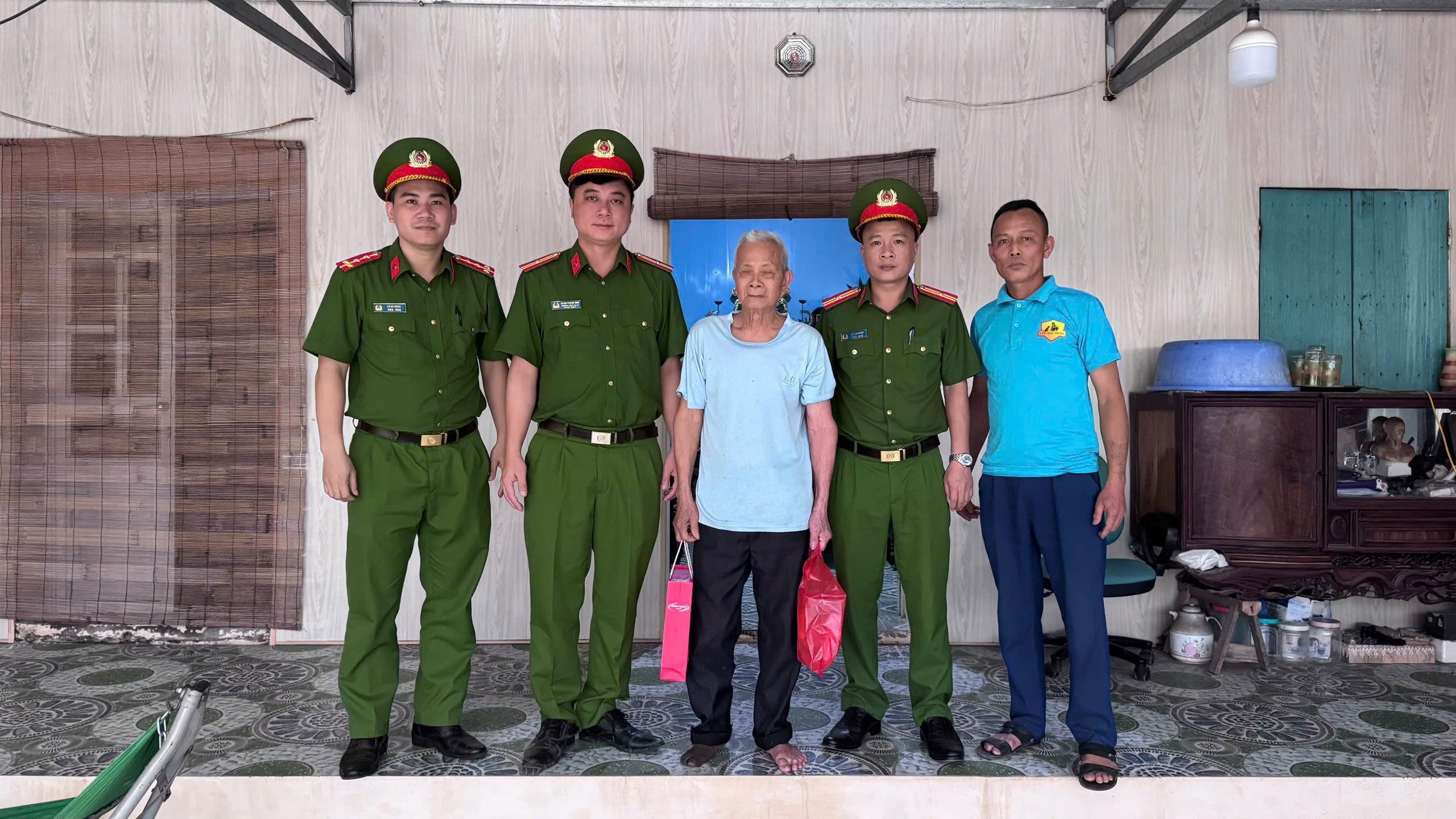 Công an xã Trường Tân tổ chức hoạt động thăm hỏi, tặng quà các gia đình có hoàn cảnh khó khăn